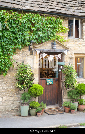 Castle Combe village Wiltshire England UK salon de thé Banque D'Images