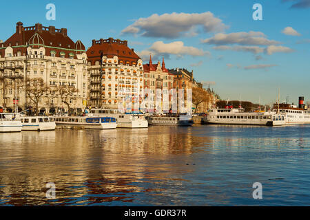 Visites ferries amarrés sur le bord de l'eau Stockholm Suède Scandinavie Banque D'Images