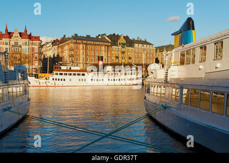 Visites ferries ancré au bord de l'eau Stockholm Suède Scandinavie Banque D'Images