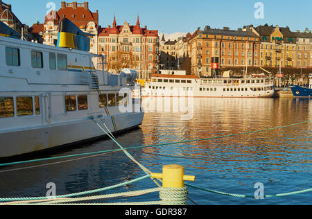 Visites ferries ancré au bord de l'eau Stockholm Suède Scandinavie Banque D'Images