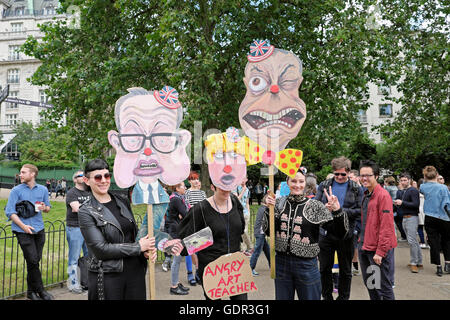 Nigel Farage & Michael Gove manifestants manifestants & puppet des pancartes au Brexit protestation anti suite 2 juillet 2016 à Londres Angleterre KATHY DEWITT Banque D'Images