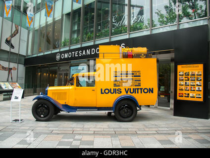 Louis Vuitton vintage car dans la rue, région du Kanto, Tokyo, Japon Banque D'Images