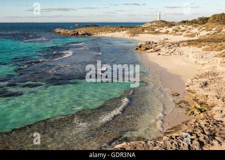 L'île Rottnest Paysage côtier avec le bassin en avant-plan, Pinky Beach et phare de Bathurst, Australie occidentale. Banque D'Images