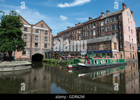 Grand classique sur le Canal de Nottingham amarré au quai du château avec British Waterways bâtiment en arrière-plan Banque D'Images