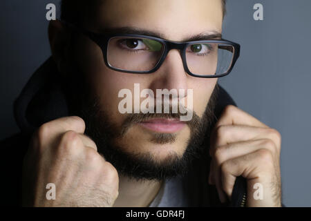 Beau barbu portant des lunettes Banque D'Images