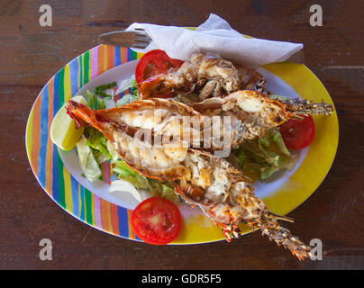 Homard grillé servi fraîchement pêché dans un plat coloré avec de la salade sur la table en bois Banque D'Images