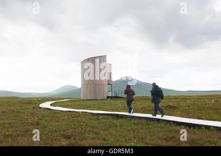 Visiteurs à la tour d'observation sur la réserve RSPB Forsinard - Sutherland, de l'Écosse. Banque D'Images