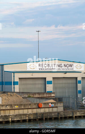 Sunseeker recruter maintenant signer à Sunseeker de triage à Poole en Juillet Banque D'Images