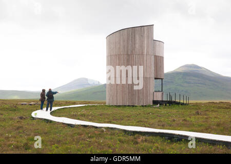 Visiteurs à la tour d'observation sur la réserve RSPB Forsinard - Sutherland, de l'Écosse. Banque D'Images