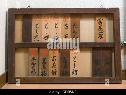 Du Conseil d'administration, les noms des geishas et maikos vivant dans la maison, région du Kansai, Kyoto, Japon Banque D'Images