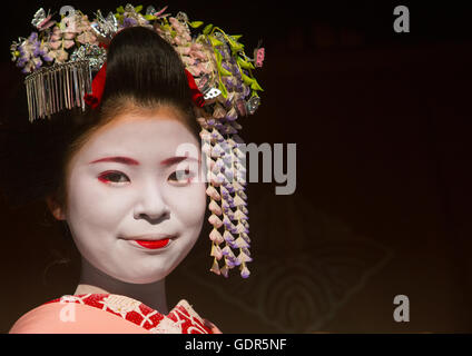 Portrait of a 16 ans appelé maiko chikasaya, région du Kansai, Kyoto, Japon Banque D'Images