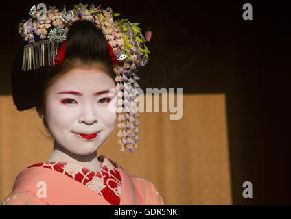 Portrait of a 16 ans appelé maiko chikasaya, région du Kansai, Kyoto, Japon Banque D'Images