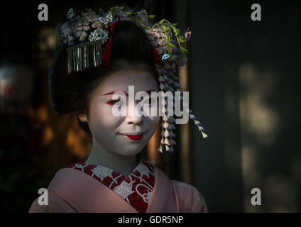 Portrait of a 16 ans appelé maiko chikasaya, région du Kansai, Kyoto, Japon Banque D'Images