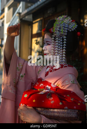 Portrait of a 16 ans appelé maiko chikasaya, région du Kansai, Kyoto, Japon Banque D'Images