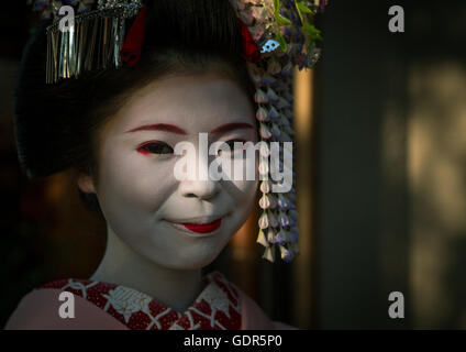 Portrait of a 16 ans appelé maiko chikasaya, région du Kansai, Kyoto, Japon Banque D'Images