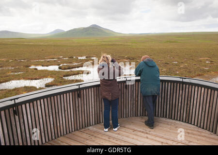 Visiteurs à la tour d'observation sur la réserve RSPB Forsinard - Sutherland, de l'Écosse. Banque D'Images