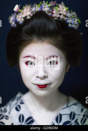 Portrait of a 16 ans appelé maiko chikasaya, région du Kansai, Kyoto, Japon Banque D'Images