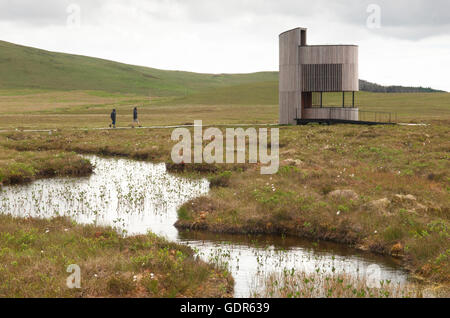 Visiteurs à la tour d'observation sur la réserve RSPB Forsinard - Sutherland, de l'Écosse. Banque D'Images