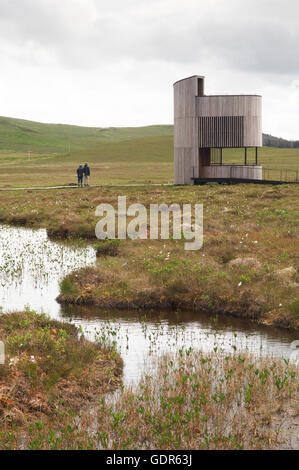 Visiteurs à la tour d'observation sur la réserve RSPB Forsinard - Sutherland, de l'Écosse. Banque D'Images