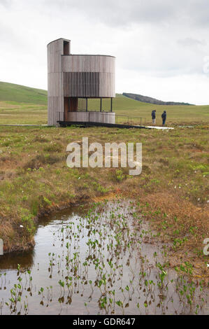 Visiteurs à la tour d'observation sur la réserve RSPB Forsinard - Sutherland, de l'Écosse. Banque D'Images