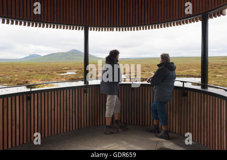 Visiteurs à la tour d'observation sur la réserve RSPB Forsinard - Sutherland, de l'Écosse. Banque D'Images