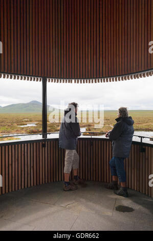 Visiteurs à la tour d'observation sur la réserve RSPB Forsinard - Sutherland, de l'Écosse. Banque D'Images