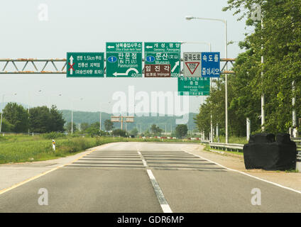 Signe de route sur le chemin de la dmz, Sudogwon, Paju, Corée du Sud Banque D'Images