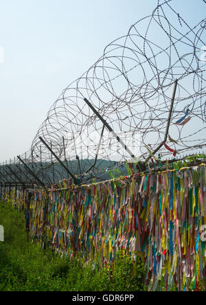 Les messages de paix et d'unité à gauche sur rubans écrit clôture à dmz, Sudogwon, Paju, Corée du Sud Banque D'Images