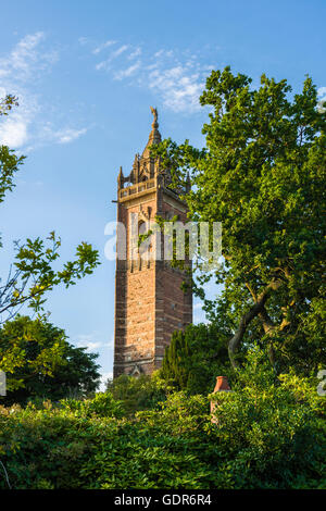 La tour Cabot sur Brandon Hill surplombant la ville de Bristol, Angleterre. Banque D'Images