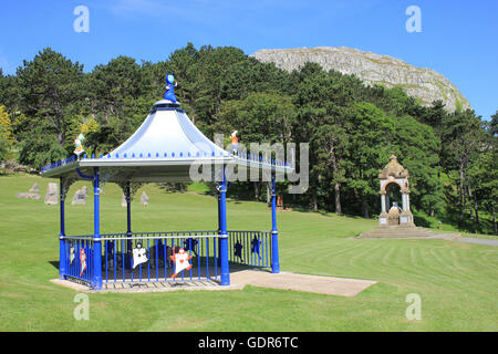 Happy Valley - Alice au Pays des Merveilles Kiosque à thème et Victoria Fontaine à boire , Llandudno, au Pays de Galles Banque D'Images