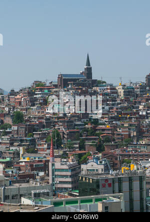 Église chrétienne dans un quartier urbain à forte densité de population, région de la capitale nationale, Séoul, Corée du Sud Banque D'Images