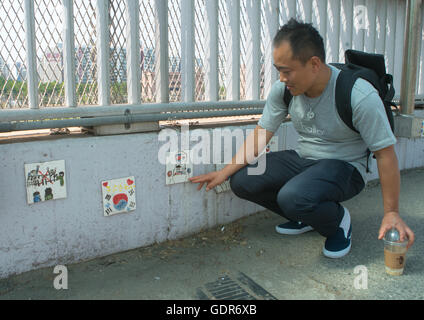 Transfuge nord-coréen joseph park découvrir des dessins faits par les enfants de la Corée du Nord en yangcheong , région de la capitale nationale, Séoul, Corée du Sud Banque D'Images