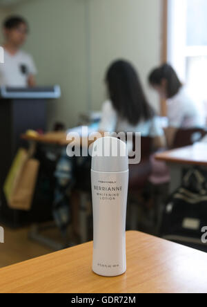 Lotion de blanchiment d'un transfuge nord-coréen teens dans yeo-école mung, région de la capitale nationale, Séoul, Corée du Sud Banque D'Images