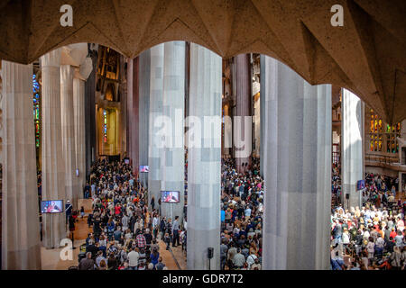 L'intérieur de la masse,basilique Sagrada Familia,allée et nef, Barcelone, Catalogne, Espagne Banque D'Images