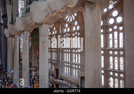 Intérieur de la basilique Sagrada Familia,allée, Barcelone, Catalogne, Espagne Banque D'Images