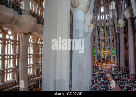 L'intérieur de la masse,basilique Sagrada Familia,nef et allée, Barcelone, Catalogne, Espagne Banque D'Images