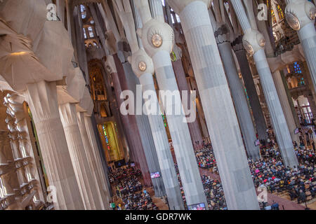 L'intérieur de la masse,basilique Sagrada Familia,nef, Barcelone, Catalogne, Espagne Banque D'Images