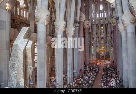 L'intérieur de la masse,basilique Sagrada Familia,nef, Barcelone, Catalogne, Espagne Banque D'Images