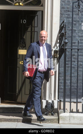 Chris Grayling, secrétaire d'État aux Transports, au 10 Downing Street pour Theresa May's première réunion du Cabinet Banque D'Images