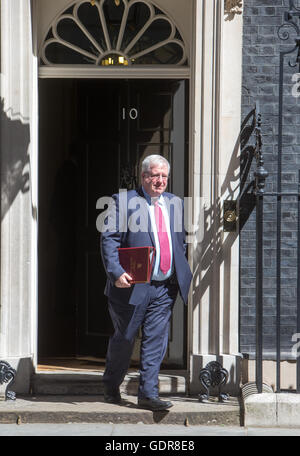 Chancelier du duché de Lancaster,Patrick McLoughlin numéro 10 feuilles après Theresa May's première réunion du cabinet Banque D'Images