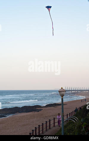 DURBAN, AFRIQUE DU SUD - Juillet 13, 2016 : un drapeau américain flotte sur la plage de kite à Umhlanga Rocks, avec les objectifs du Millénaire et Pier Banque D'Images