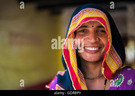 Barsana, Inde - 28 Février 2015 : les femmes rurales indiennes portant des vêtements traditionnels dans le village de barsana, Inde. Banque D'Images