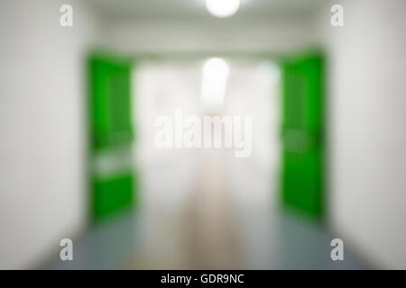 Flou artistique abstrait arrière-plan flou, usine usine vide ou corridor ou un centre commercial ou un service couloir avec portes vertes Banque D'Images