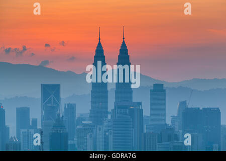 La ville de Kuala Lumpur à l'aube, ciel orange. Couches de brouillard au sol. Vu de l'ouest de Kuala Lumpur Banque D'Images