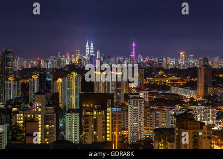 Kuala Lumpur City skyline percutant allumé à la tombée de la nuit, vue de l'ouest Banque D'Images