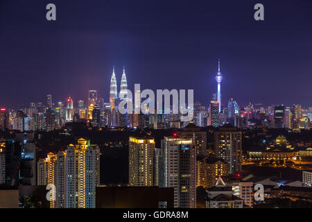 Kuala Lumpur City skyline percutant allumé à la tombée de la nuit, vue de l'ouest Banque D'Images