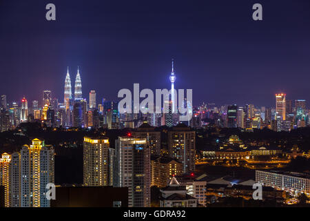 Kuala Lumpur City skyline percutant allumé à la tombée de la nuit, vue de l'ouest Banque D'Images