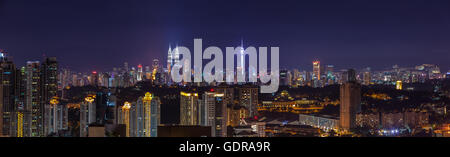 Panorama de la ville de Kuala Lumpur skyline percutant allumé à la tombée de la nuit, vue de l'ouest Banque D'Images