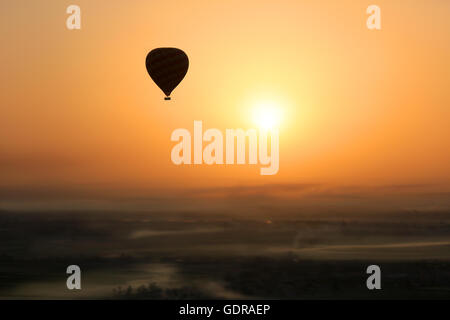 Hot Air Balloon se découpant dans le soleil du matin au cours de la fuite, avec les correctifs de brouillard dans la Vallée des Rois, en Egypte, en Afri Banque D'Images