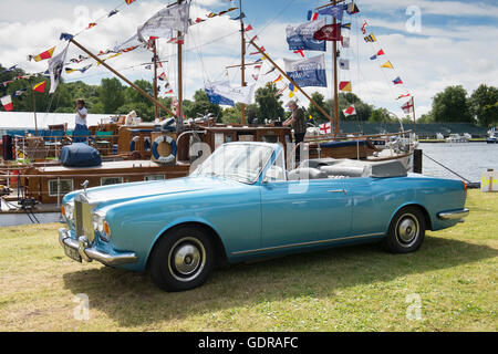 1971 Rolls Royce Corniche convertible à la Thames Festival du bateau traditionnel, prés de Fawley, Henley on Thames, Oxfordshire, Angleterre Banque D'Images